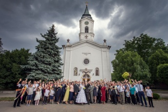 Hochzeitsgruppenfoto bei der Kirche