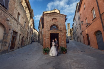 Hochzeitspaar in Volterra, Italien während einer Hochzeitsfotoaufnahme