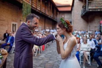 Die Braut küsst die Hand des Bräutigams 