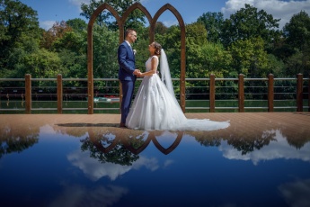 Hochzeitspaar gespiegeltes Foto 