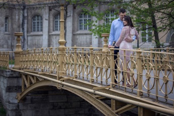 Verlobtes Paar auf einer gelben Brücke in Budapest
