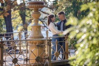 Verlobter und Verlobte auf einer gelben Brücke in Budapest