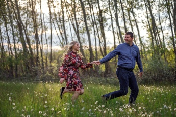 Verlobungsfoto mit einem laufenden Paar in der ungarischen Landschaft