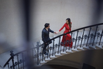 Paar geht auf eine Treppe