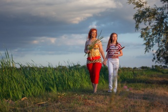Mutter und Tochter fotografieren in Ungarn