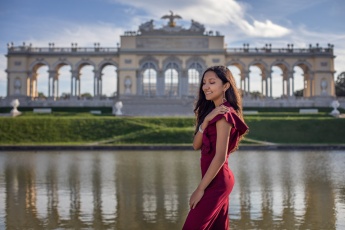 Mädchen in einem roten Kleid, Porträtfotografie im Schloss Schönbrunn, Wien