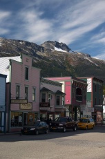 Strasse und Berge in Skagway, Alaska