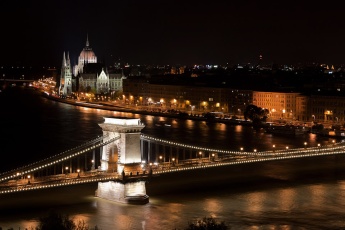 Kettenbrücke und Parlament in Budapest