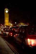 Verkehr in London bei Nacht