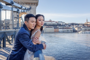 Asiatisches Paar auf der Kettenbrücke
