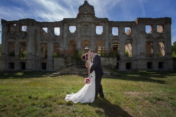 Hochzeitsfoto bei einem alten Gebäude
