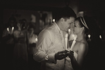 Hochzeitstanz bei Kerzenlicht