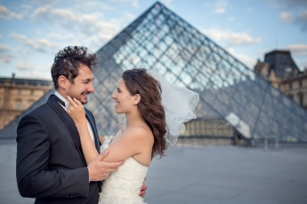 Hochzeitsfotografie Glaspyramide Louvre