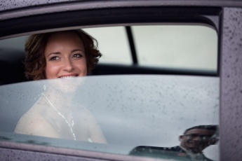 Braut im Wagen, Bräutitgam in Spiegelung