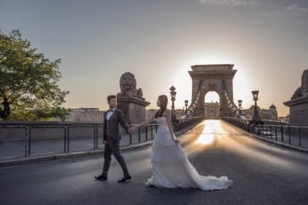 Kreatív esküvői fotózás hajnalban Budapesten, a Lánchídnál