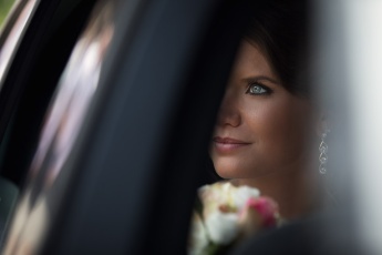 Brautporträt in einem Auto