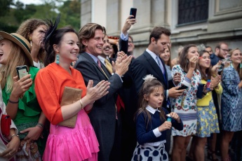 Esküvői vendégek ünnepelnek az osztrák Linzben