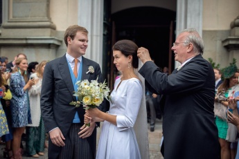 Funny wedding image with bride and father in Linz