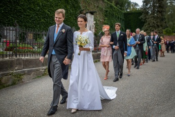 Elegáns menyasszony és vőlegény sétálnak a Szent Flórián Apátságnál