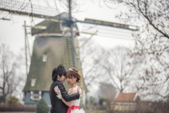 Esküvői kreatív fotózás Hollandiában, szélmalommal a háttérben