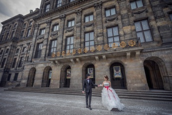 Japanese couple walking during pre-wedding photo session at Dam Square