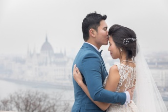 Asiatische Hochzeitspaar mit dem Parlament am Hintergrund in Budapest