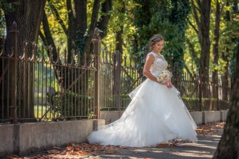 Esküvői fotózás Dévaványa, menyasszony a kerítés mellett