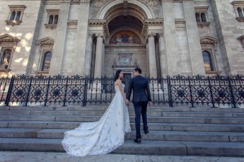 Esküvői pár a Szent István Bazilika lépcsősorán, kreatív esküvői fotózás során