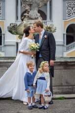 Hochzeitspaar küsst sich im Hof des Stifts Sankt Florian