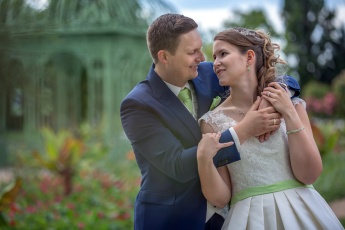 Bécsi esküvői fotózás parkban, a vőlegény átöleli a menyasszonyt