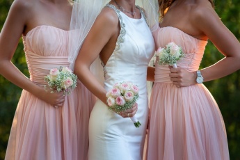 Brautjungfern mit Blumensträußen bei einer Hochzeit in Ungarn