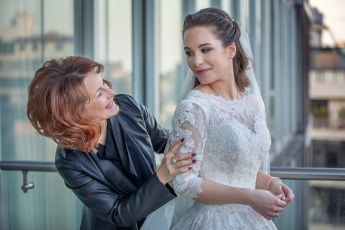 Braut und ihre Mutter bei der Vorbereitung Momente