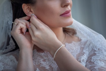 Lebanese bride takes earrings