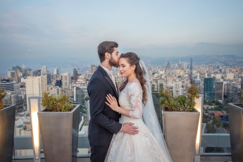 A vőlegény megcsókolja a menyasszonyt, esküvő Beirutban