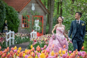 Kreatív esküvői fotózás virágoskertben