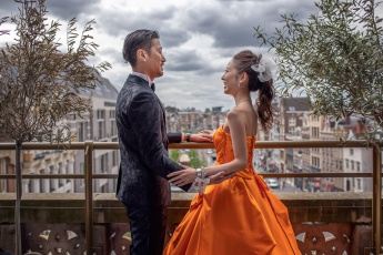 Kreatív esküvői fotózás Amszterdamban, a luxushotel erkélyén 