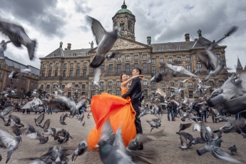 Kreatív esküvői fotózás galambokkal Amszterdam Dam Square főterén