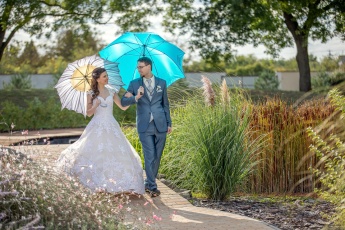 Braut und Bräutigam mit Schirm