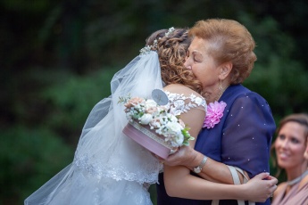 Braut und ihre Großmutter umarmen sich bei der Zeremonie