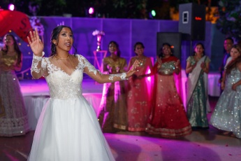 Braut und Brautjungfer Tanzen