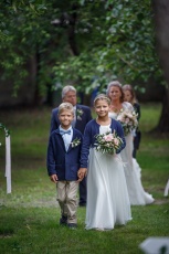 Koszorúslány és kisfiú osztrák esküvőn