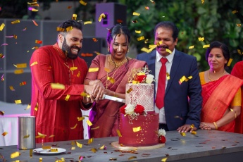 Cutting the cake at an Indian wedding in Eventhotel Pyramide