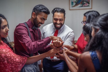 Bräutigam und Familie machen sich auf einer indischen Hochzeit in Wien bereit