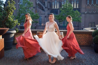 Ungarische Brautjungfern tanzen auf der Hochzeit auf Schloss Woerden
