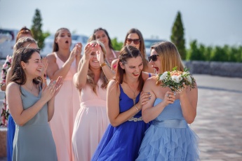Brautjungfer bekommt den Blumenstrauß in Ungarn