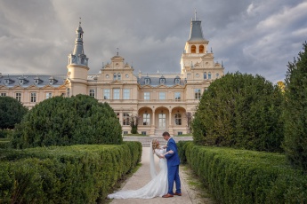 Autumn wedding photo at a palace in Hungary