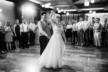 Esküvői pár a tánctéren, Park Hotel, Gyula esküvő