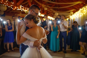 Braut und Bräutigam tanzen auf einer Hochzeit