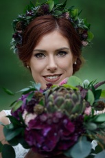 Menyasszonyi frizura virágkoszorúval