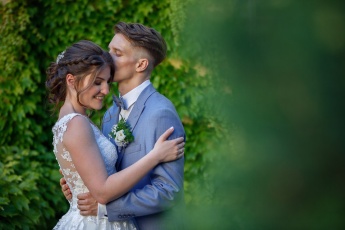 Hochzeitspaar küsst sich in Ungarn